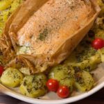 Zarter Lachs im Lauchbett mit gebackenen Kräuterkartoffeln