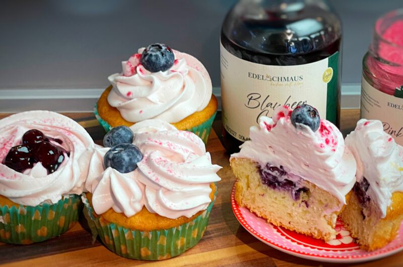 Zitronen-Cupcakes mit Heidelbeerfüllung und -Creme