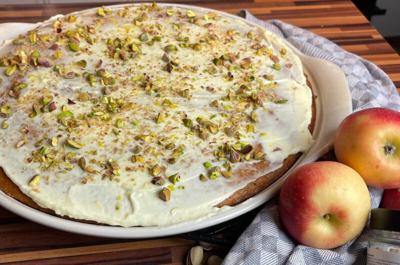 Möhren-Apfel-Pistazien Kuchen-mit Frischkäse-Zitronen-Topping